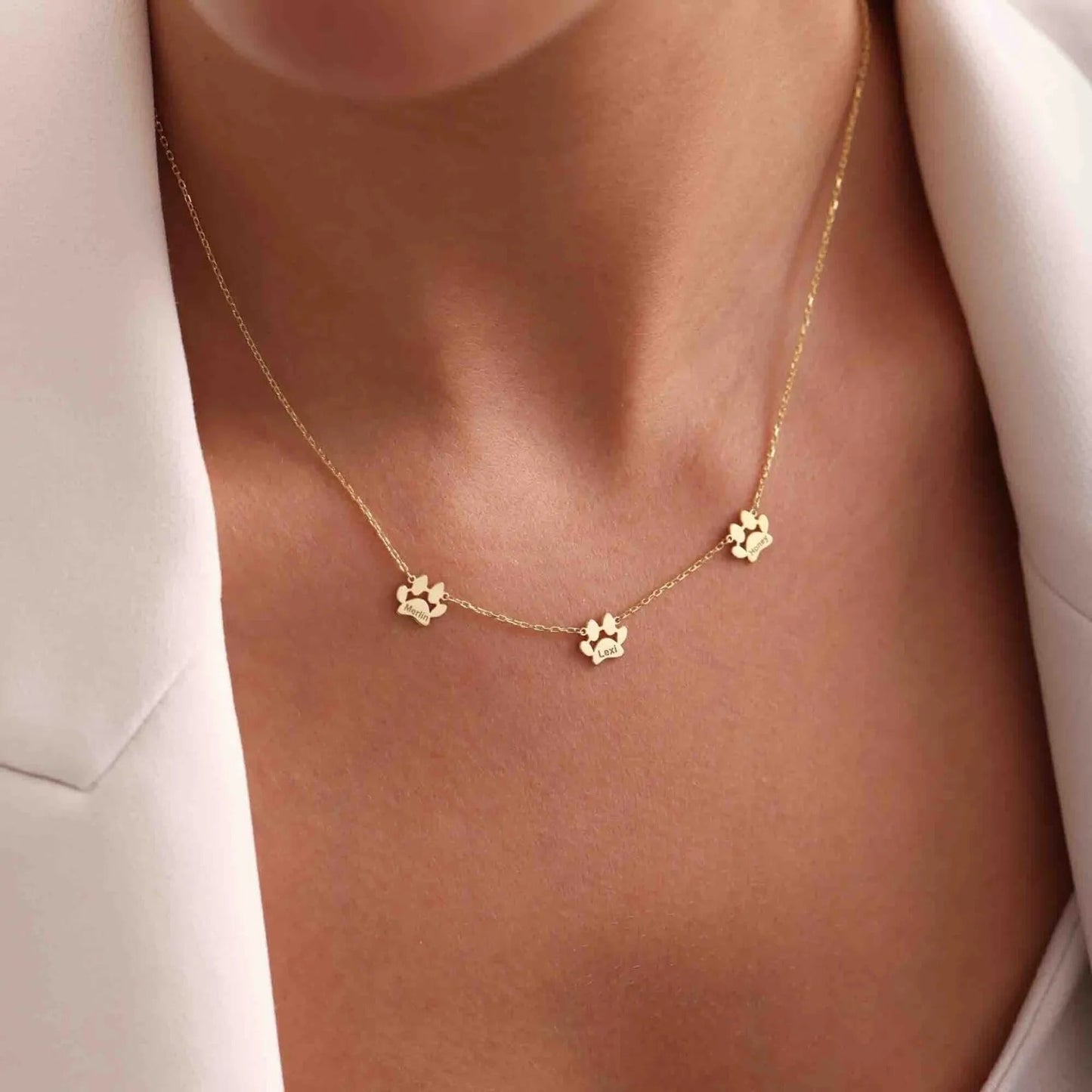 Collana personalizzata con nome e zampe allineate