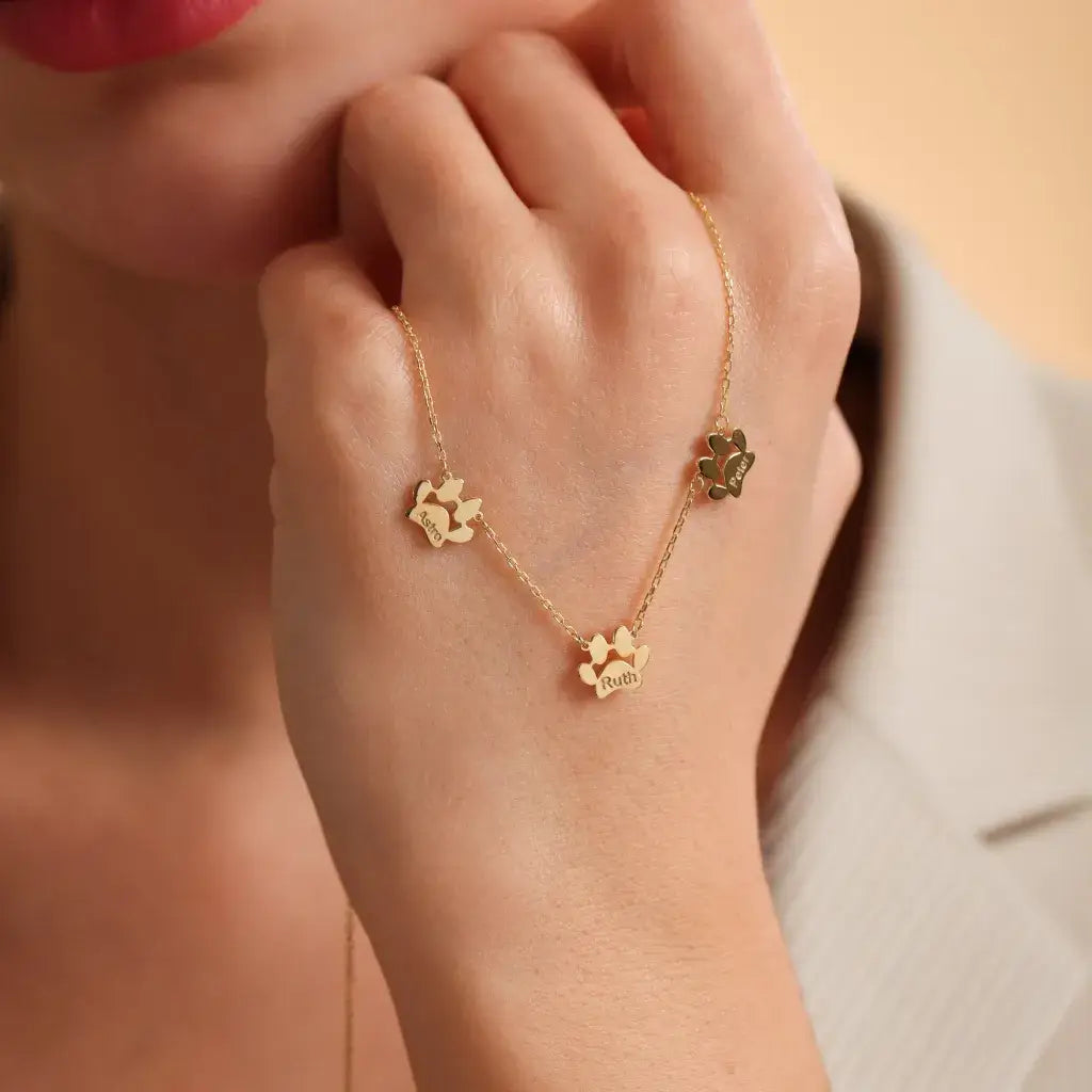 Collana personalizzata con nome e zampe allineate