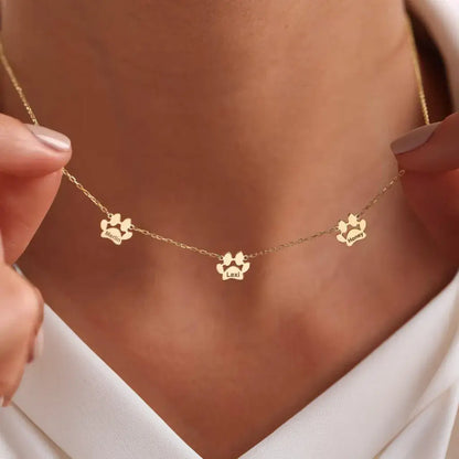 Collana personalizzata con nome e zampe allineate